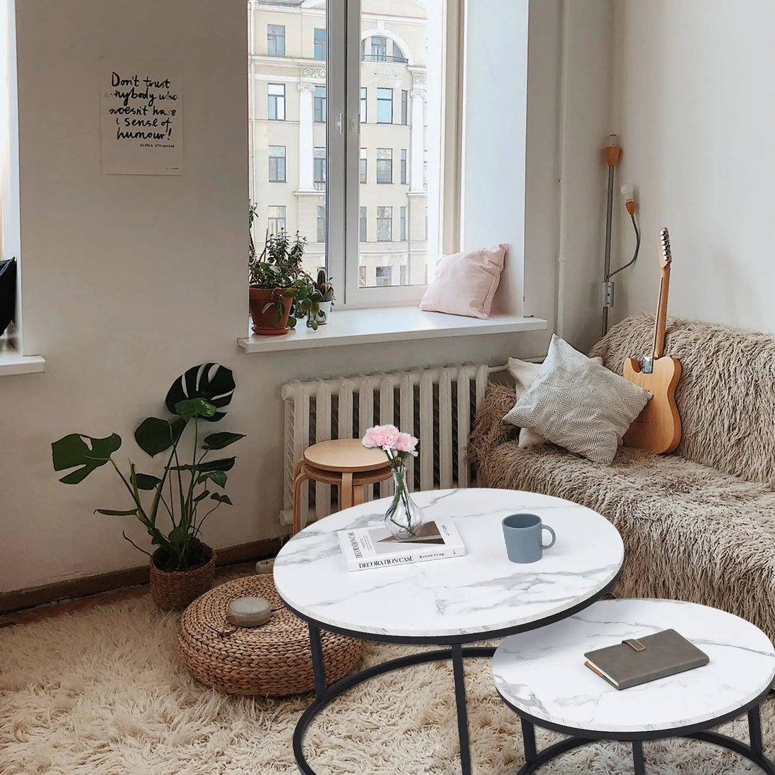 Tables basses rondes effet marbre blanc TavovaT dans un salon cosy avec tapis moelleux, plantes vertes et guitare, ambiance scandinave chaleureuse