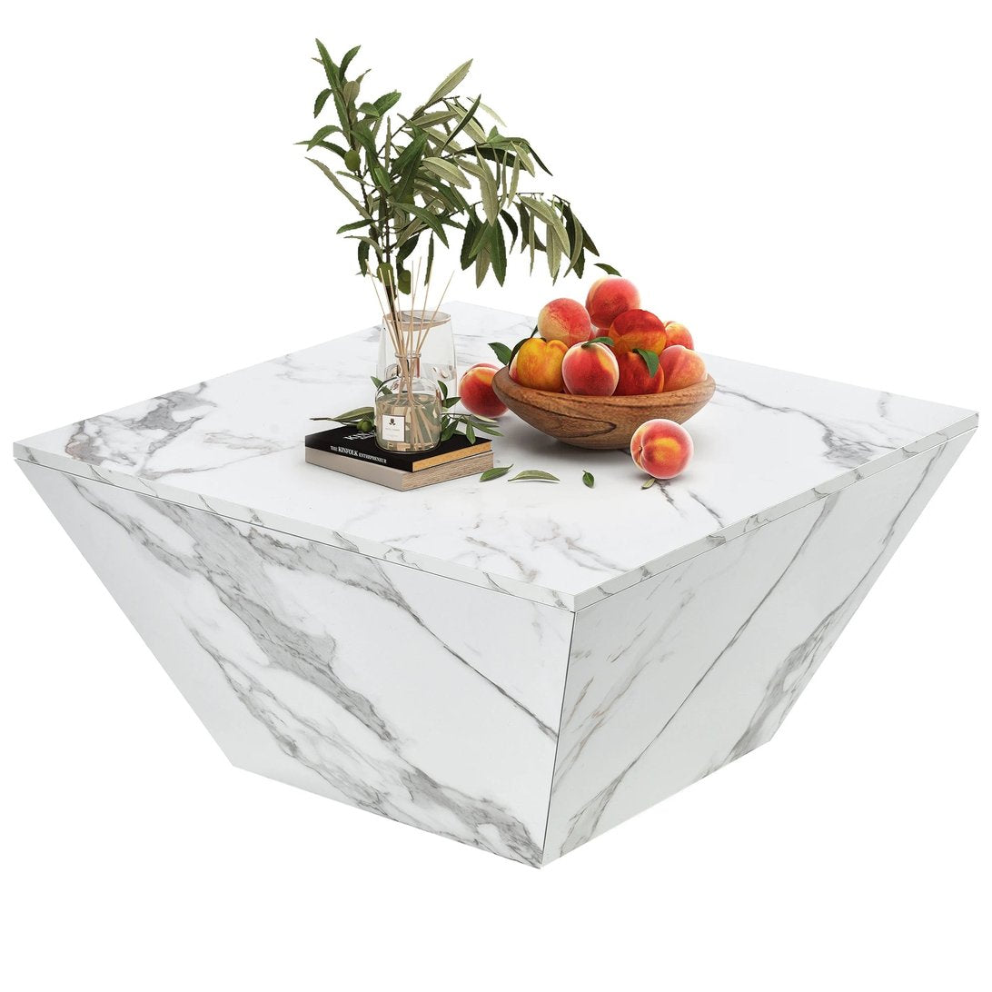 Table basse effet marbre blanc design géométrique TavovaT avec décoration élégante, bol de pêches et vase avec plantes vertes