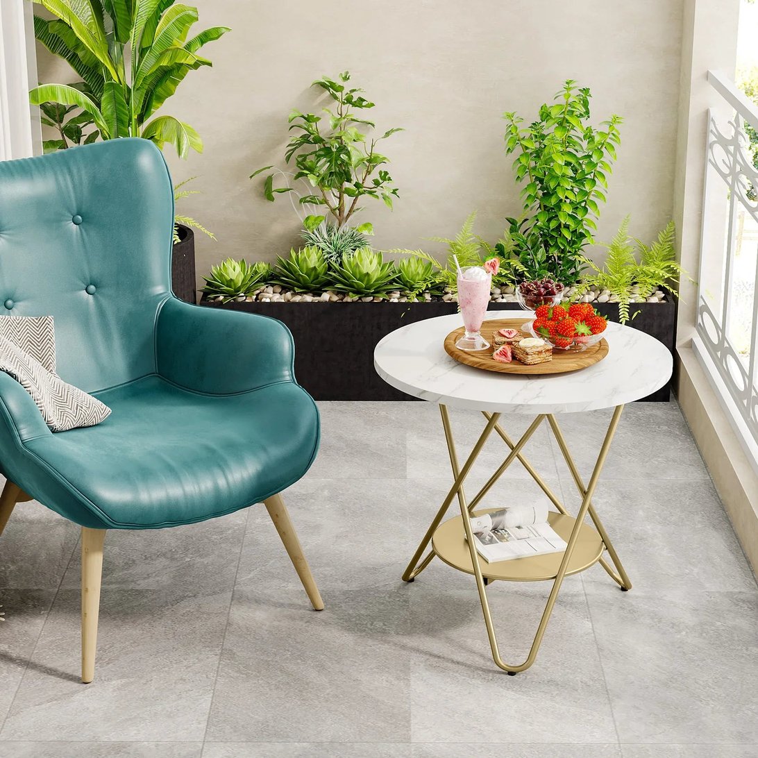 Table basse TavovaT en marbre blanc avec pieds dorés, style moderne, présentée avec fauteuil turquoise et décor végétal, ambiance élégante et naturelle