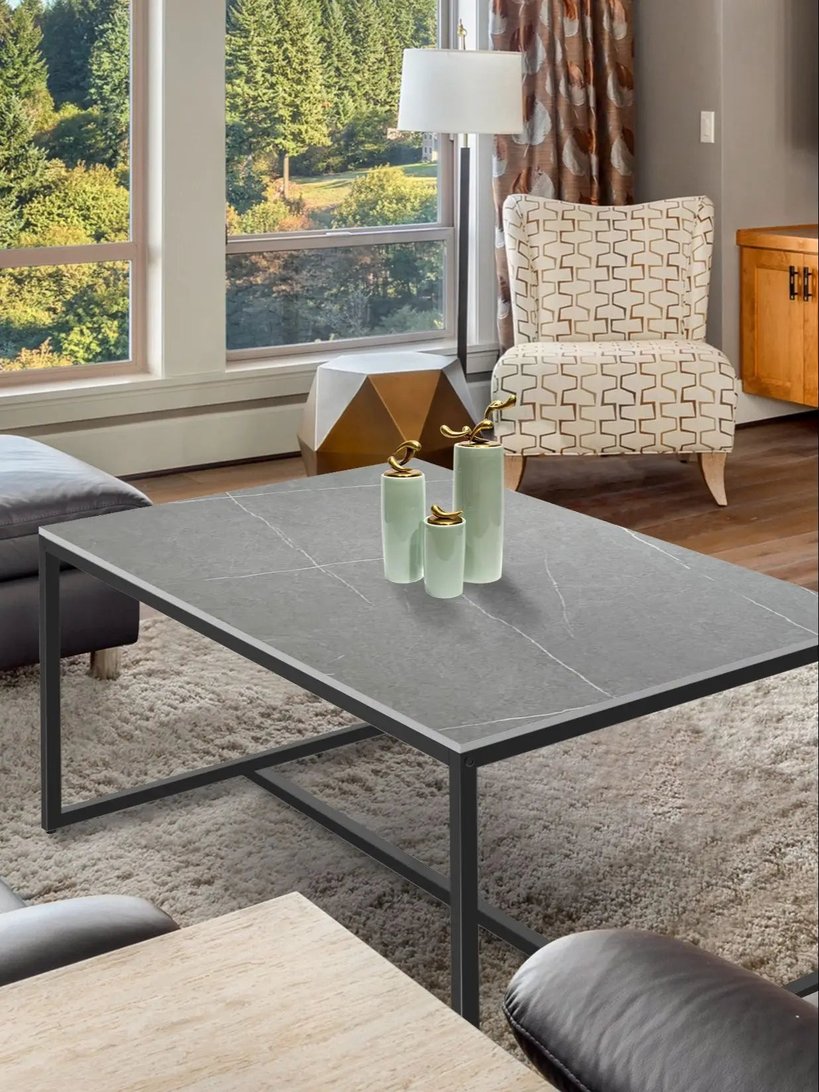 Table basse effet marbre gris avec piètement métallique noir de TavovaT, design contemporain, présentée dans un salon lumineux avec vue sur la nature