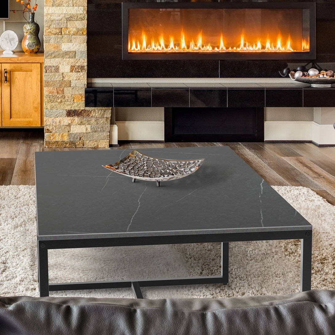 Table basse design TavovaT en marbre noir avec piètement métallique, dans un salon moderne avec cheminée contemporaine et décoration luxueuse