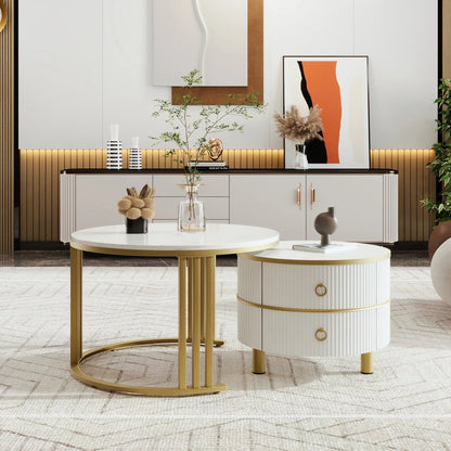 Table basse ronde luxueuse TavovaT en blanc et or, style art déco avec table d'appoint assortie, dans un intérieur moderne et élégant