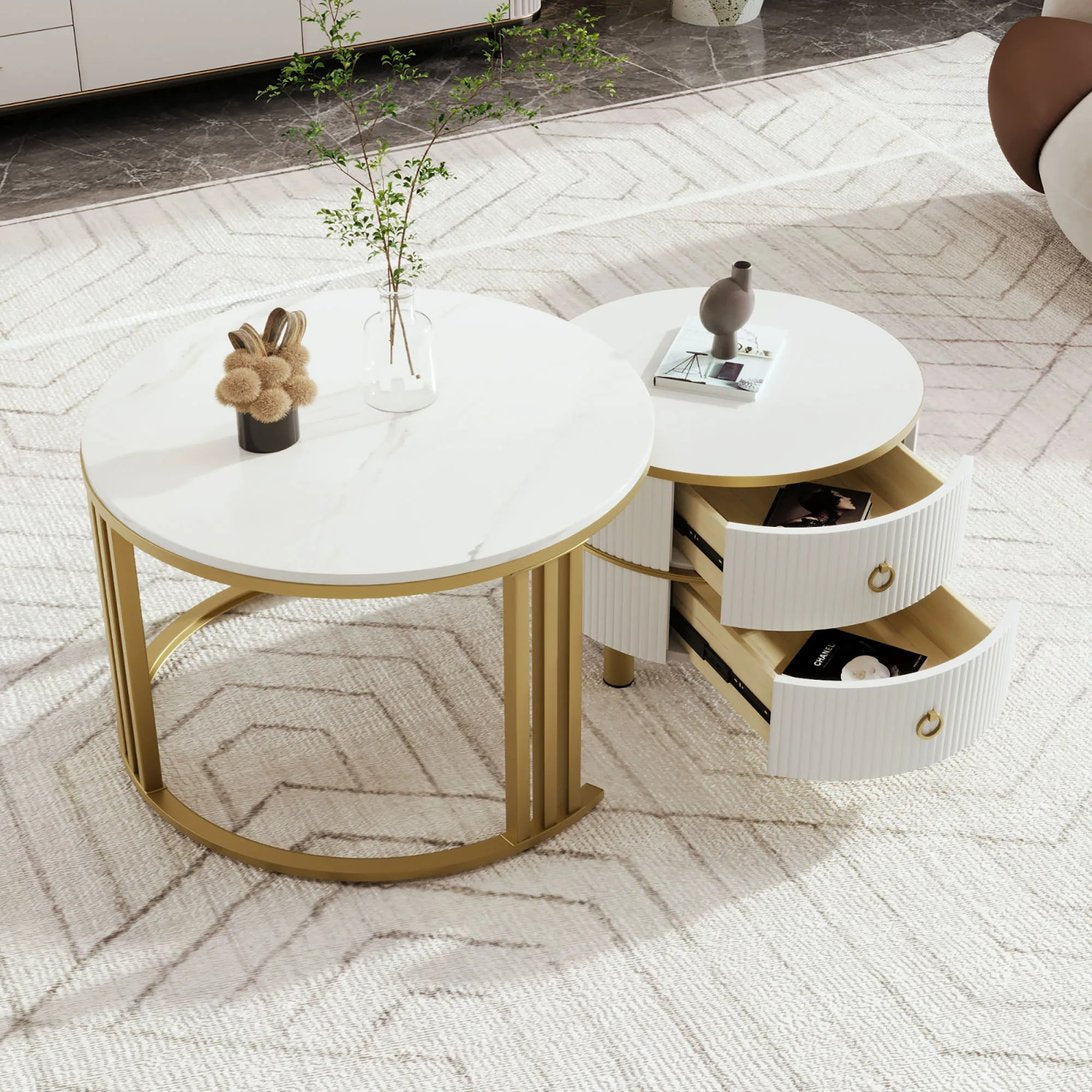 Tables basses rondes TavovaT en marbre blanc avec piètement doré, style art déco, tiroirs cannelés et poignées dorées, design luxueux