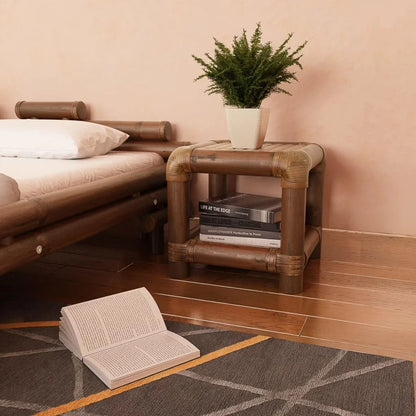 Table de chevet en bambou naturel TavovaT avec étagère, design japonais minimaliste près d'un lit, déco plante verte et livres