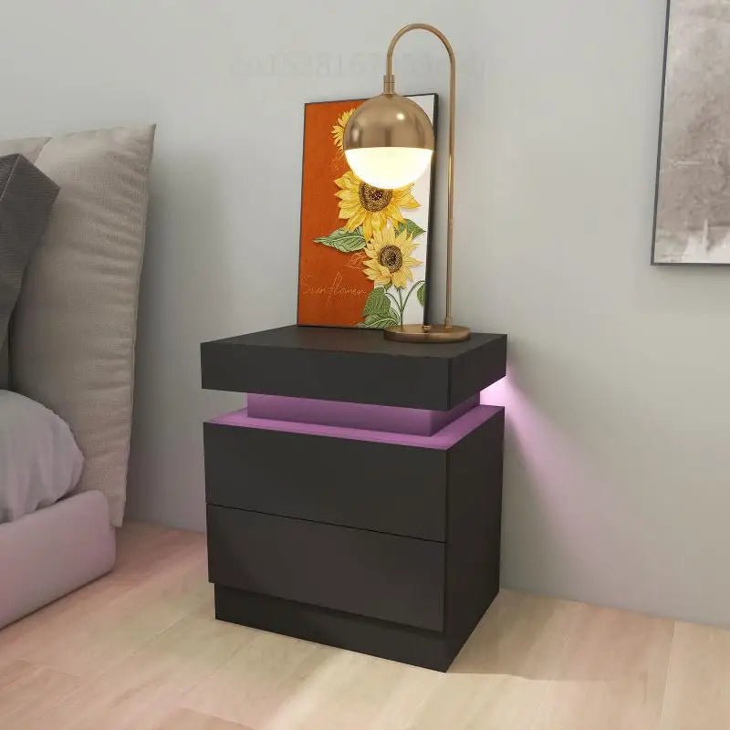 Table de chevet flottante TavovaT avec LED intégrée, design moderne noir mat, 2 tiroirs et plateau suspendu, lampe dorée et décoration florale