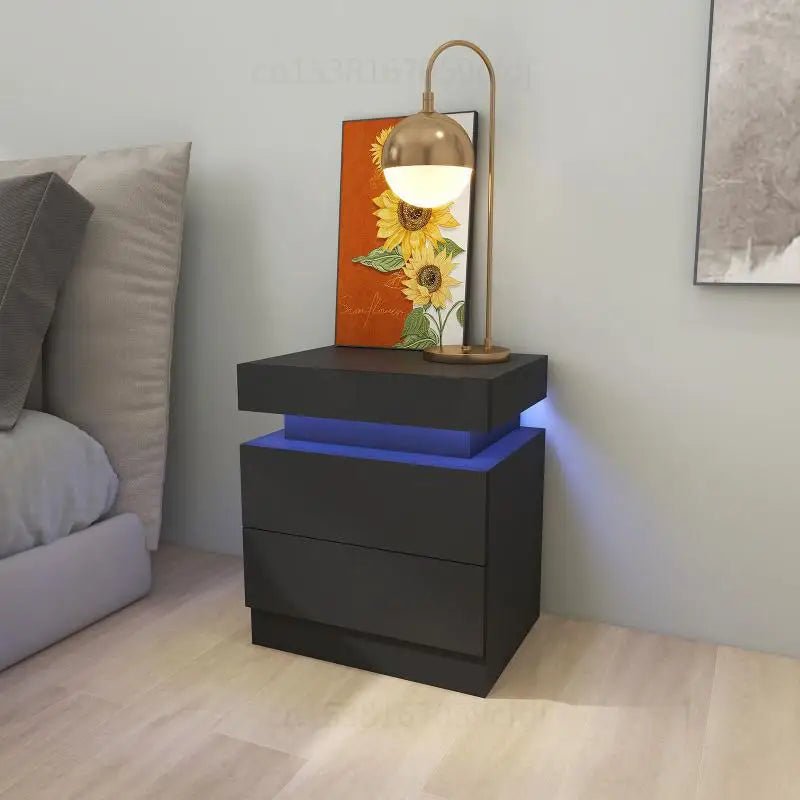 Table de chevet moderne TavovaT avec éclairage LED bleu, finition noire mate, 2 tiroirs et lampe dorée, design contemporain pour chambre