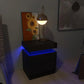 Table de chevet design TavovaT avec éclairage LED bleu intégré, finition noire mate, lampe sphérique dorée et déco tournesol, ambiance nocturne