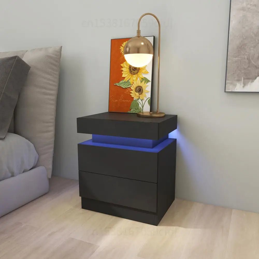 Table de chevet design TavovaT avec éclairage LED bleu, finition noir mat, 2 tiroirs et lampe dorée, parfaite pour une ambiance moderne et élégante